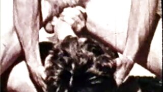 Con chó cái tóc đen cáu kỉnh tham lam thổi con cu to phim dit nhau hay lớn của người tình của mình trong khi anh ta nằm trên lưng của mình giữ tóc của cô ấy. Con cuốc đó thật biết cách hút.